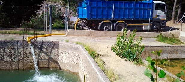 Zucaina recibió el pasado viernes 24.000 litros de agua en su balsa. Desde el lunes y hasta mañana día 9 está previsto que lleguen cada día 18.000 litros. "Es fundamental para el sector"