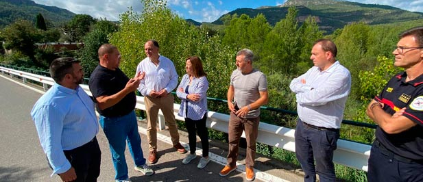 El alcalde, Pascual Salines, acompaña a dos directores generales de la Conselleria de Medio Ambiente hasta la zona de El Ramblar y La Quebrada para visualizar el estado en el que se encuentra el río Mijares colonizado por esta especie alóctona e invasora