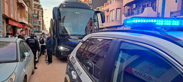 El autobús solidario con voluntarios de Castellón, escoltado por la Policía Local, llega a Alfafar para sumarse a las tareas de limpieza en las zonas más afectadas.