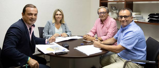 Junto al vicepresidente y diputado provincial de Turismo, Andrés Martínez, asegura que la Diputación ejercerá de "correa de transmisión" de "un sector que es motor de la provincia". "El turismo es garantía de futuro para Castellón"