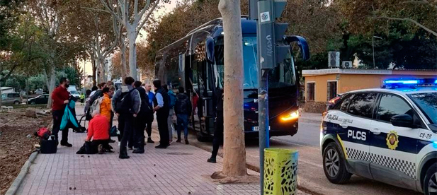 Voluntarios de Castellón parten en autobuses coordinados por el Ayuntamiento hacia las zonas más afectadas por la DANA, equipados para colaborar en tareas de limpieza y apoyo a los vecinos.