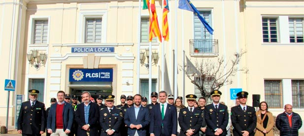 Desde hoy, las banderas oficiales de Castellón, la Comunitat Valenciana, España y la Unión Europea ondean en la entrada de las instalaciones municipales restituyendo un elemento de identidad y respeto institucional