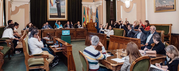 El concejal de Hacienda, Juan Carlos Redondo, destaca que las medidas como la bajada del IBI en un 2%, la exención de la tasa por terrazas y diversas bonificaciones, han generado un ahorro de 7 millones de euros en dos años.