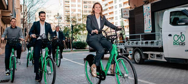 La alcaldesa ha anunciado que "se ha completado la renovación del servicio Bicicas con 500 nuevas bicicletas, un 16% más ligeras, más modernas, más accesibles y con 60 estaciones repartidas por toda la ciudad".