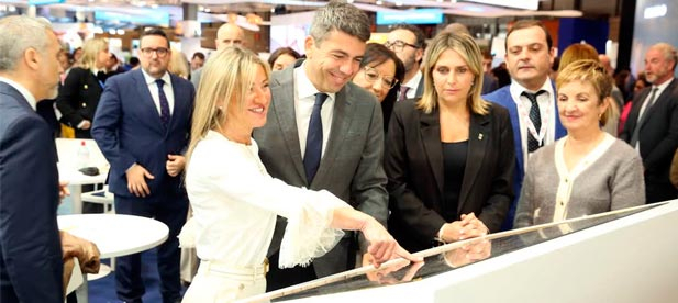 La concejal de Turismo de Burriana, Noelia Peris, durante la presentación de la oferta turística de la ciudad en FITUR 2025, destacando el potencial del turismo náutico como eje central de su estrategia