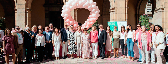 Begoña Carrasco, alcaldesa de Castellón, junto a miembros de la Asociación Española contra el Cáncer y representantes institucionales en la lectura del manifiesto por el Día Mundial del Cáncer de Mama, en la plaza Mayor