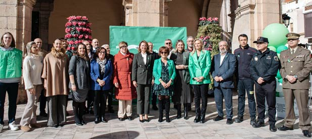 El acto ha concluido con un gran lazo humano y todos los presentes se han emplazado al próximo domingo para participar en la IX Marcha Contra el Cáncer.