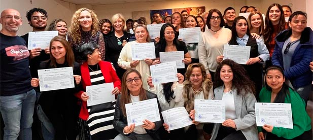 "Cuidar de nuestros mayores requiere vocación y formación. Con este curso, ofrecemos a los participantes las herramientas necesarias para desempeñar su labor de forma profesional y segura", afirma la concejala de Gente Mayor, Clara Adsuara.