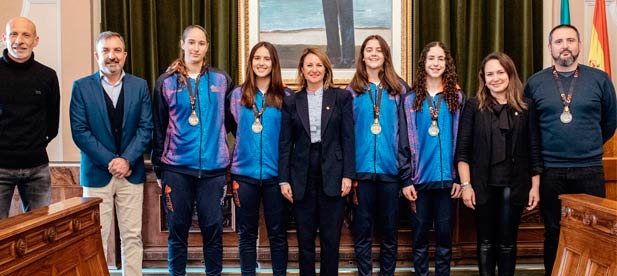 La primera edil felicita a Lucía Ventura, Ainhoa ​​Salvador, Sofía Domínguez y Mar Conde por su título de campeonas de España y destaca la proyección del club.