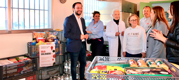 Sergio Toledo entrega los lotes de alimentos recolectados, fruto de la solidaridad de trabajadores y empresas colaboradoras del Ayuntamiento de Castellón