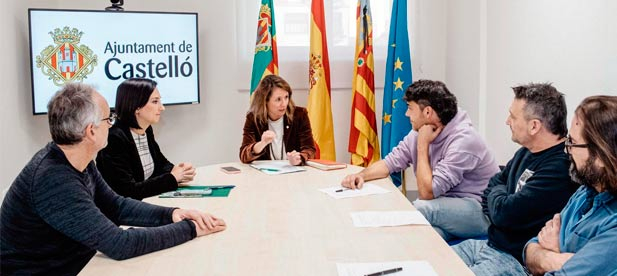 La alcaldesa Begoña Carrasco y la concejala de Cultura, María España, junto a los representantes de las salas de música La Bohemia, Salatal, Because y Terra, trabajando en una estrategia conjunta para potenciar la actividad cultural en Castellón.