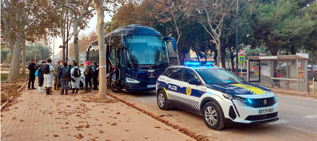 Voluntarios de Castellón, escoltados por la Policía Local, parten hacia Alfafar para colaborar en las labores de limpieza tras la DANA