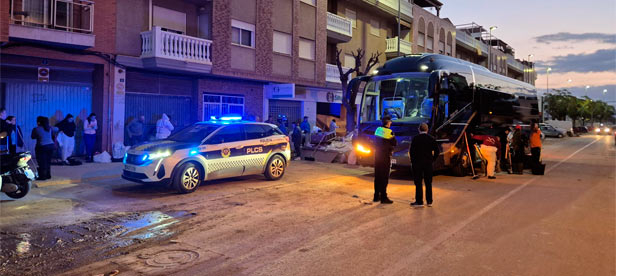 Voluntarios y efectivos de la Policía Local de Castellón colaboran en las labores de limpieza y apoyo en los municipios valencianos afectados por la DANA, mostrando una vez más su espíritu solidario