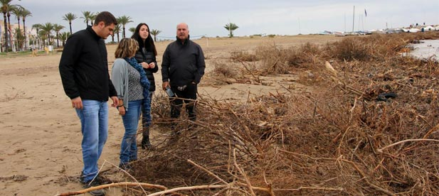 Casi tres kilómetros del litoral de la localidad ha aparecido lleno de varios kilos de residuos tras las lluvias del 13 y 14 de noviembre