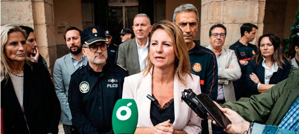 La Plaza Mayor acoge un minuto de silencio por las víctimas de las inundaciones en la provincia de Valencia y Albacete y en solidaridad con los afectados