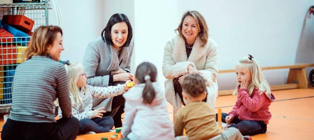 Cerca de una veintena de niños y niñas disfrutan estos días de 'l'escoleta de vacances' abierta en el CEIP Herrero por Navidad.