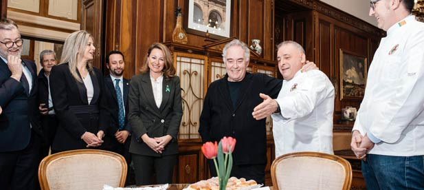 La primera edila ha obsequiado a Adrià con una cesta de productos típicos y una pequeña degustación de productos de repostería tradicional ofrecidos por el Gremi de Forners de Castelló, representados también en esta recepción