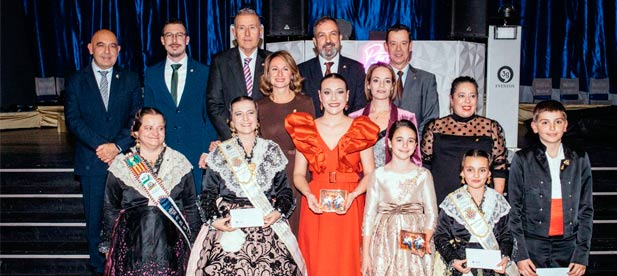 La alcaldesa Begoña Carrasco, junto a concejales del equipo de gobierno, felicita la Navidad a los representantes del 'món de la festa' durante la presentación de la Gaiata 11 "Forn del Pla" en el Palau de la Festa.