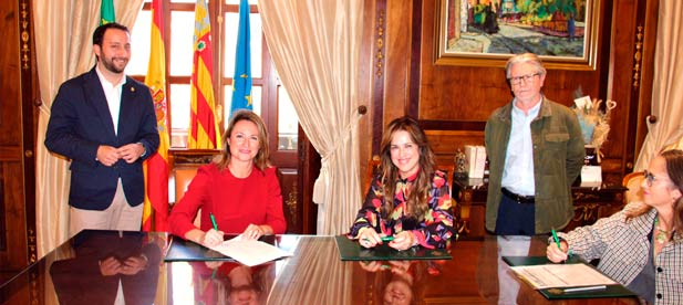 La alcaldesa de Castellón, Begoña Carrasco, junto a la directora general de la Entidad Valenciana de Vivienda y Suelo, Estefanía Martínez, durante la firma de la escritura de cesión de parcelas para la construcción