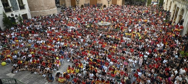 A las siete de la tarde ha dado comienzo la ambientación en las inmediaciones del Ayuntamiento para seguir a la Selección Española con un Dj y una pantalla exterior de grandes dimensiones.