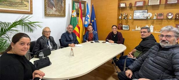 La teniente de alcalde del Grao, Ester Giner, se reúne con miembros de la asociación y de la Penya '1001', para perfilar estas celebraciones que tendrán lugar del 18 al 20 de julio