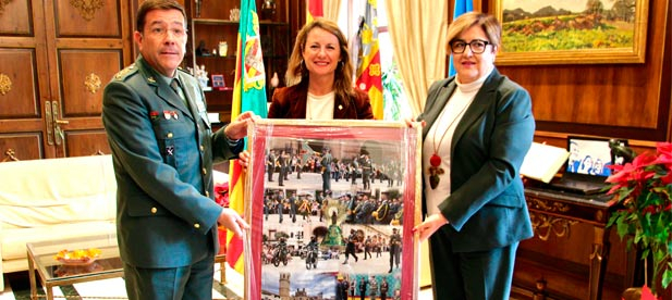 Begoña Carrasco recibe un cuadro conmemorativo en agradecimiento por la colaboración del Ayuntamiento en el acto del Pilar.