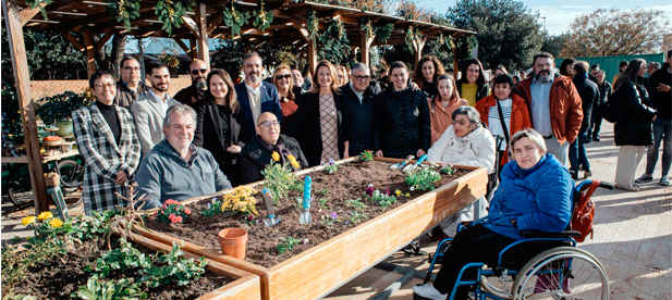 La alcaldesa de Castellón, Begoña Carrasco, junto a representantes municipales y de COCEMFE Castellón, en la presentación del primer huerto urbano accesible de la provincia.