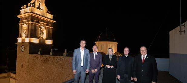 Marta Barrachina e Ismael Minguet inauguran la nueva iluminación de la iglesia y campanario de Xilxes, destacando su riqueza barroca y neoclásica.