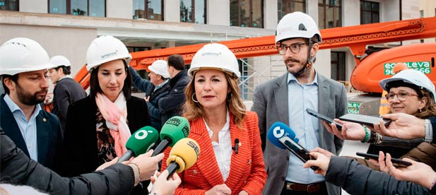 La alcaldesa de Castellón, Begoña Carrasco, acompaña en la visita a las obras del centro educativo de la avenida del Mar al director general de Infraestructuras Educativas de la Generalitat, José María Larena