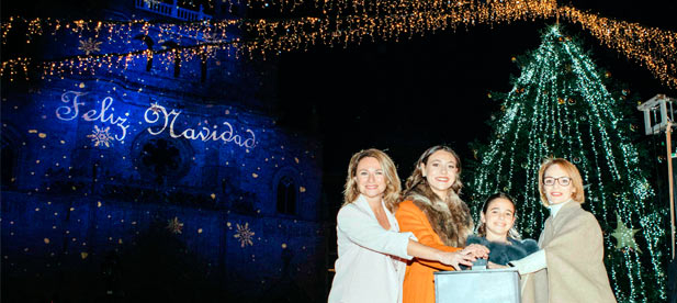 La alcaldesa de Castellón, Begoña Carrasco, ha inaugurado las celebraciones navideñas junto a las Reinas de las Fiestas, Paula Torres y Carla Ibáñez, quienes encendieron la iluminación especial.