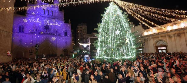 Entre los actos más destacados está el encendido de luces de Navidad, que el jueves congregó a más de 7.000 personas en la plaza Mayor