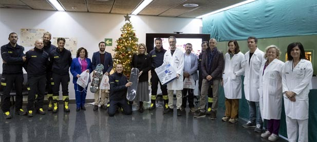 Entrega de juguetes a los niños hospitalizados en el Hospital Provincial de Castellón, una acción solidaria organizada por la Diputación de Castellón y el Banco de Alimentos para llevar la ilusión de la Navidad a los más pequeños.