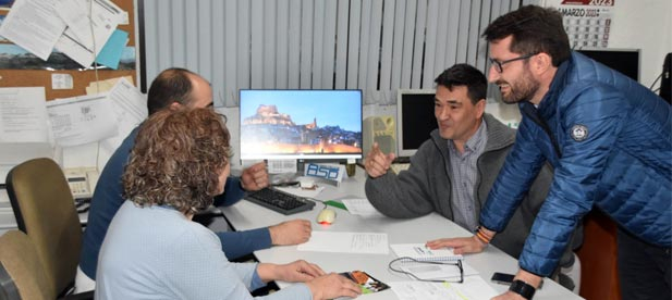 Estipulan descuentos en el coste de la energía para todos los vecinos que alcancen el 40% y un ingreso directo al ayuntamiento por parte de la multinacional que explota el parque eólico.