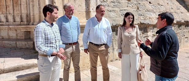 Junto al presidente del PP local y portavoz en el Ayuntamiento de Morella, Jesús Ortí, el PPCS organiza un encuentro con el sector turístico de la localidad al que asiste también el alcalde, Bernabé Sangüesa.
