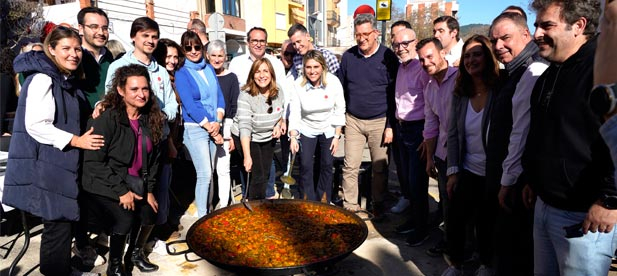 La presidenta del PPCS, Marta Barrachina, y la alcaldesa de Benicàssim, Susana Marqués, recorren las calles en el Día de las Paellas, ensalzando el valor de las tradiciones como motor turístico y orgullo provincial