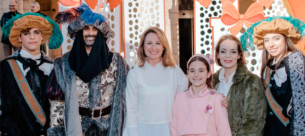 El Cartero Real, escoltado por su comitiva de pajes, ha sido recibido en la Plaza Mayor por la Alcaldesa de la ciudad, Begoña Carrasco