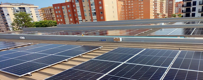 Con la instalación de 216 placas solares en la cubierta del edificio principal, la Piscina Provincial ahorrará un 20% de energía y "mejorará la eficiencia energética, así como la disminución de las emisiones asociadas a la instalación"