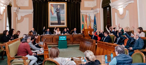 La alcaldesa destaca la bajada de impuestos, una ciudad más verde y nuevas tras el 'basurazo' de Sánchez