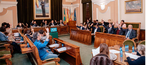 La corporación también ha rendido homenaje al Interventor, José Medall, que ha asistido al último pleno en ejercicio, tras más de 34 años al servicio del Ayuntamiento de Castellón