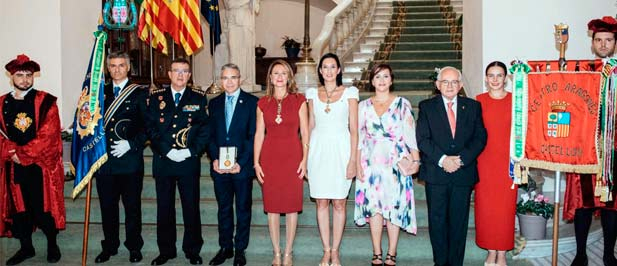 La Plaza Mayor acoge el remate musical y pirotécnico al que se ha sumado el volteo de las campanas del Fadrí anunciando a la ciudad la fiesta