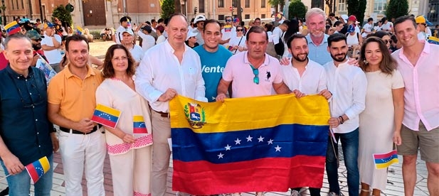 "Exigimos el reconocimiento de la victoria de Edmundo González y pedimos que cese la represión", señala Aguilella. "Es necesario liberar a todos los presos políticos y poner fin a las violaciones de derechos humanos"