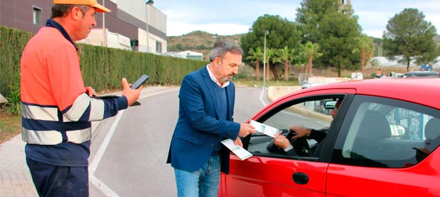 El documento detalla medidas como reducción de cuotas para familias numerosas, domiciliación y visitas a ecoparques para mitigar la subida de la tasa de basuras impuesta por el gobierno.