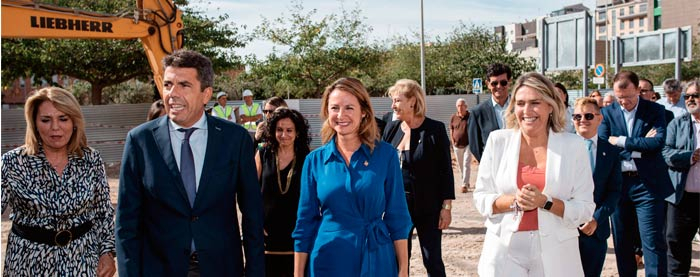 La alcaldesa de Castellón, Begoña Carrasco, junto al President de la Generalitat, Carlos Mazón, y otras autoridades, durante el anuncio del proyecto de la nueva Residencia de Mayores y Centro de Día en la calle Onda.