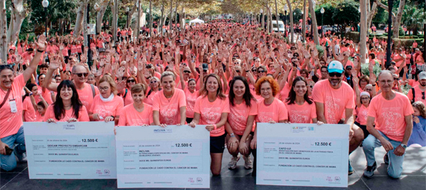 La alcaldesa hace hincapié también en la ayuda a la investigación "para acabar con una enfermedad que afecta a tantas mujeres y a sus familias"