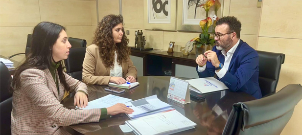 El Ayuntamiento recibe la visita del director general de Turismo, Israel Martínez, para definir estrategias de actuación