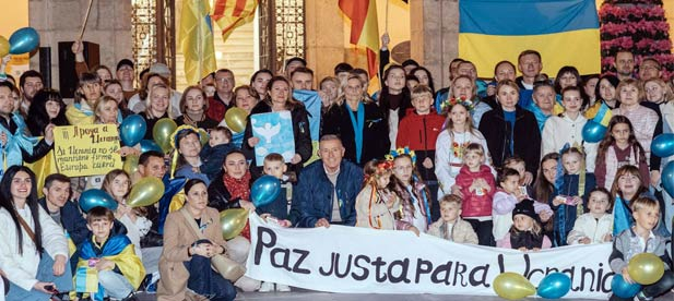 A las 17:30 ha comenzado la marcha por la paz bajo el lema "Tres años de resistencia, tres años de lucha". El recorrido inició en la Plaza María Agustina, avanzó por la calle Mayor y la calle Arcipreste Mosén Joaquín Balaguer, y concluyó en la Plaza Mayor