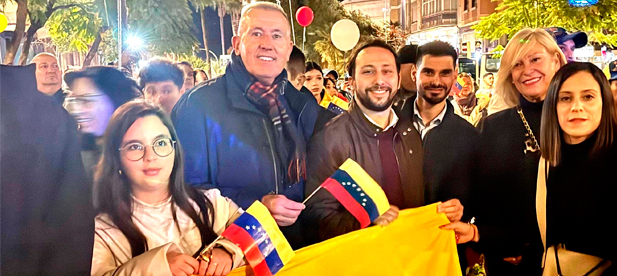 Respaldo a Venezuela: Acto de unión y esperanza en el corazón de la ciudad.