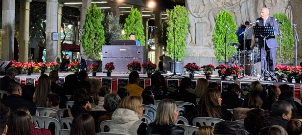 El concejal Vicent Sales, junto a representantes de las entidades participantes, celebra el éxito del Concierto Interreligioso en la Plaza Santa Clara, símbolo de unión y convivencia en Castellón.