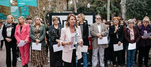 La alcaldesa insiste en la importancia de la educación en valores e Igualdad y la unidad y consenso entre administraciones porque "en esta lucha estamos todos implicados, sin importar la edad ni colores políticos."